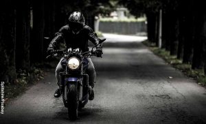 Foto de un hombre montando una moto negra que muestra lo que es soñar con moto