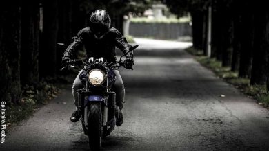 Foto de un hombre montando una moto negra que muestra lo que es soñar con moto