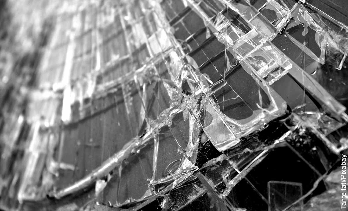 Foto de cristales quebrados que muestra lo que es soñar con vidrios