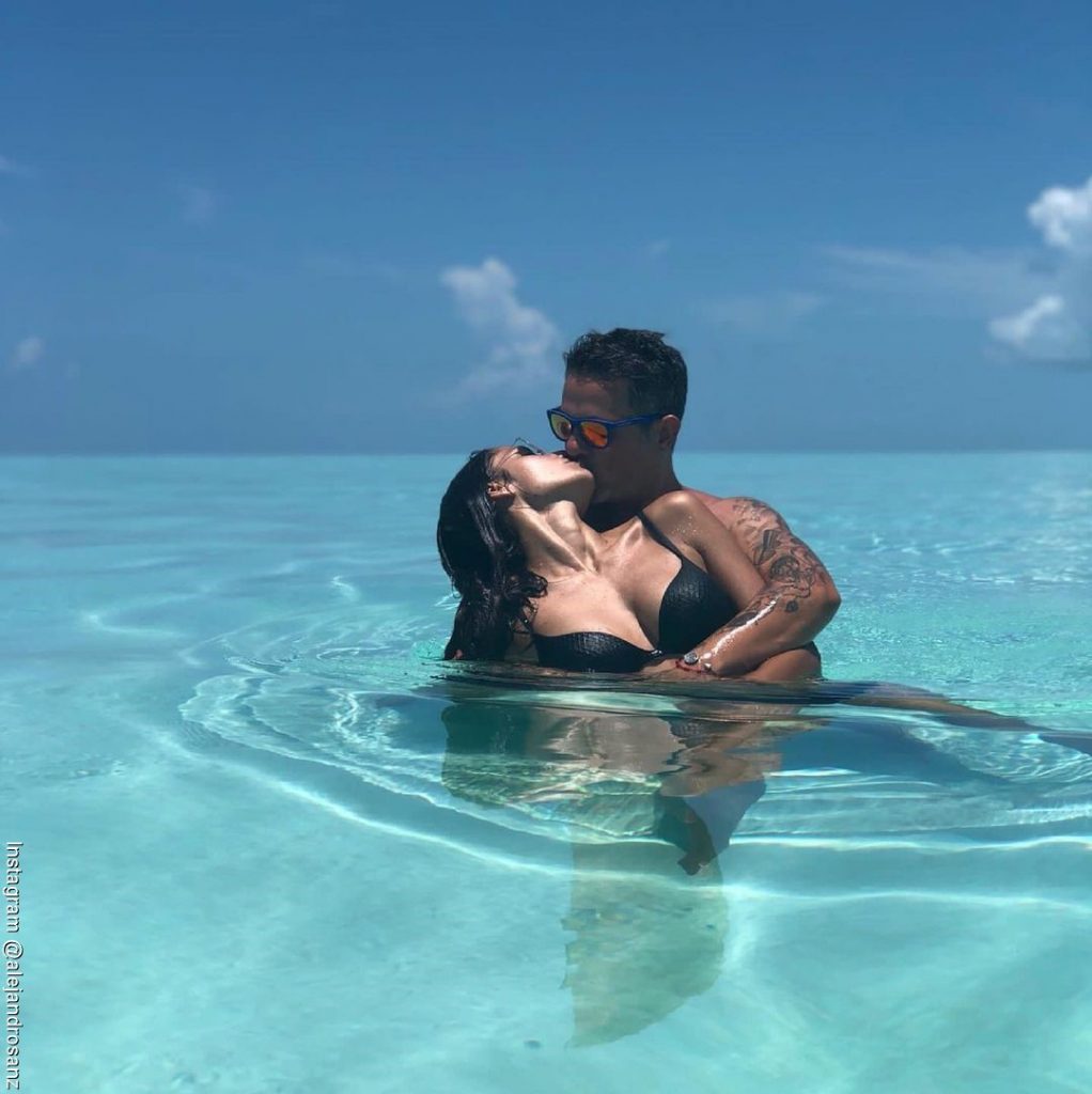 Foto de Alejandro Sanz y Rachel Valdés besándose en la playa
