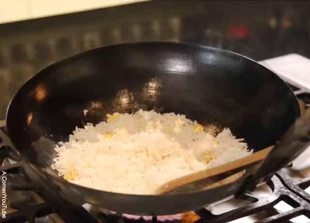 Foto de arroz en un wok