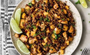 Foto de un plato de comida peruana que ilustra el arroz chaufa y su receta