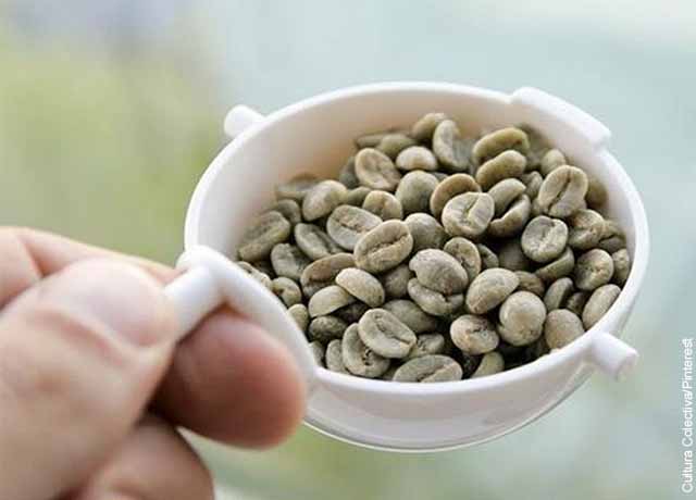 Foto de una taza llena de granos que revela el café verde para qué sirve