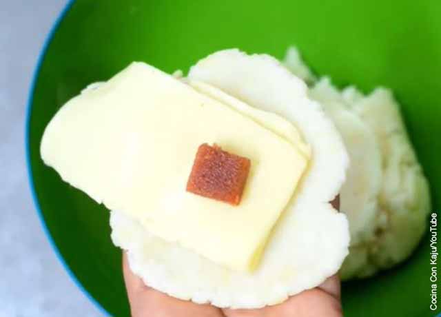 Foto de un trozo de bocadillo y queso dentro de una masa