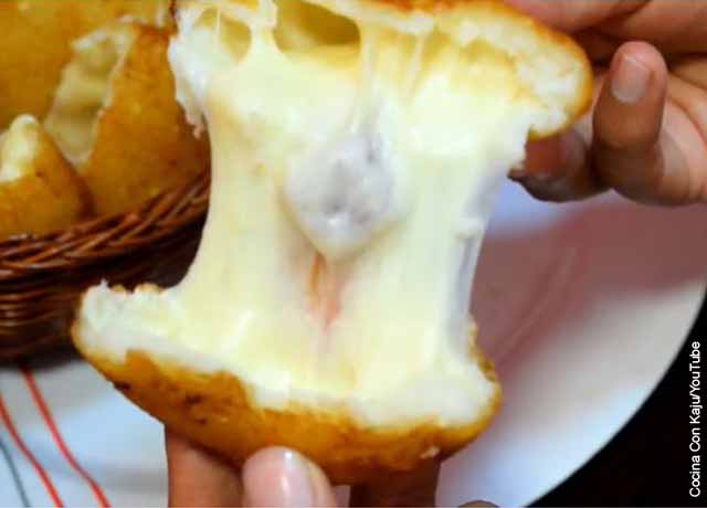 Foto de queso estirándose dentro de una arepa