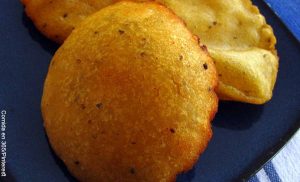 Foto de una arepa redonda que revela cómo hacer arepas