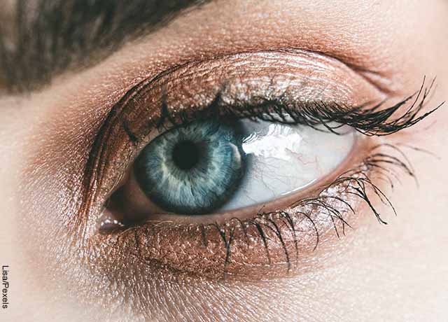 Foto del ojo verde de una mujer que revela cómo hacer crecer las pestañas