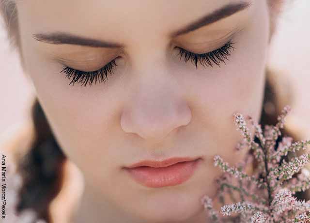 Foto del rostro de una joven con los ojos cerrados