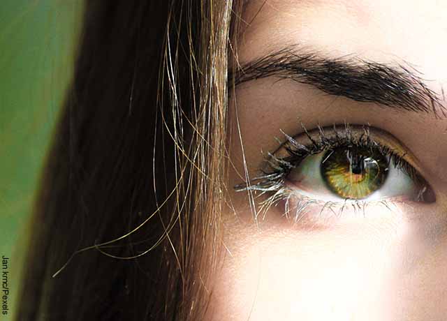 Foto del rostro de una chica que muestra uno de sus ojos