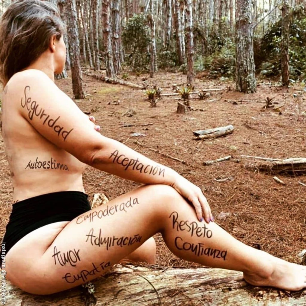 Foto de Vicky Berrio con palabras escritas en su cuerpo desnudo