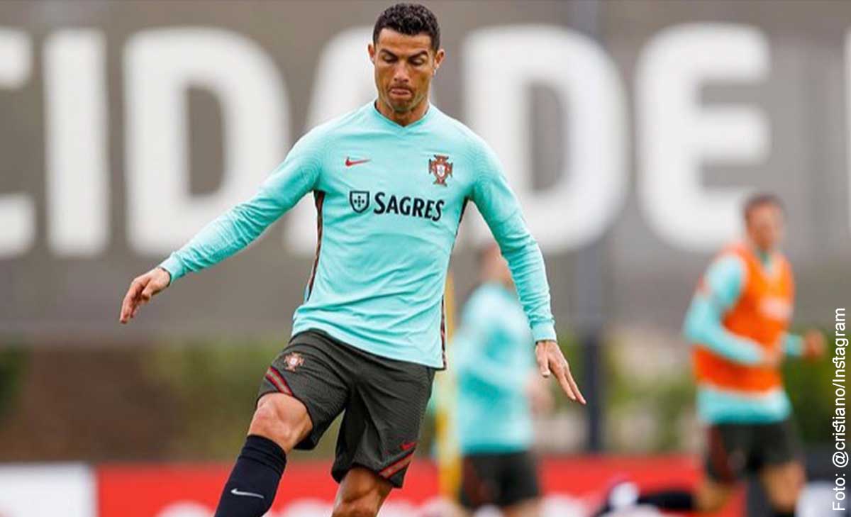 Cristiano Ronaldo rechazó una gaseosa en plena rueda de prensa
