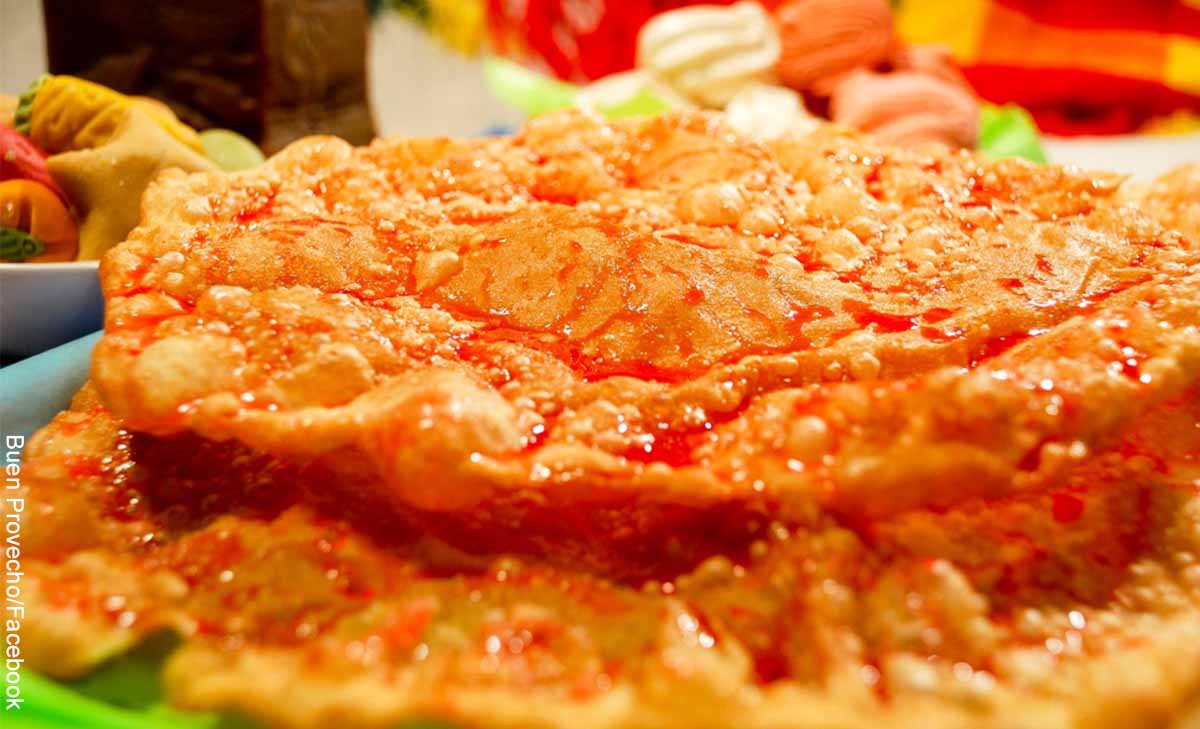 Foto de una masa frita que muestra las hojuelas con su receta