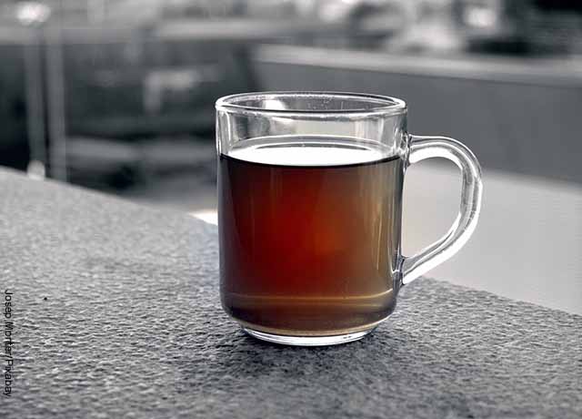 Foto de una taza de té que revela para qué sirve el poleo