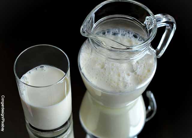 Foto de una jarra y vaso de leche