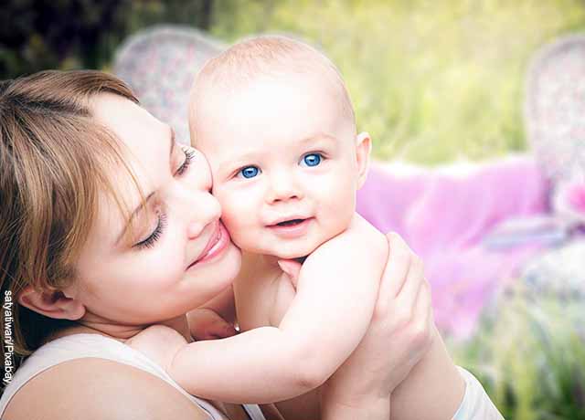 Foto de una madre alzando a su bebé