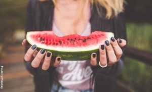 Foto de una mujer sosteniendo una patilla en sus manos que revela para qué sirve la sandía