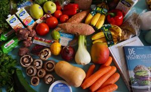 Foto de una mesa llena de verduras y frutas que revela para qué sirven los amioácidos
