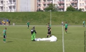 Paracaidista aterriza en cancha de fútbol, ¡y le sacan tarjeta amarilla!