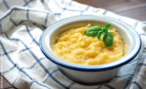 Foto de una taza blanca con una papilla que muestra la polenta y su receta