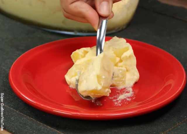 Foto de un postre en un plato partido por una cuchara