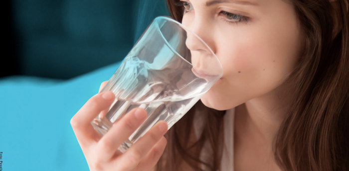 Foto de mujer tomando agua