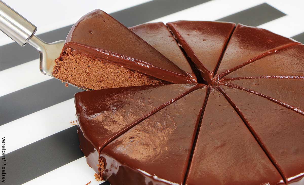 Foto de un ponqué porcionado que revela la receta de torta de chocolate
