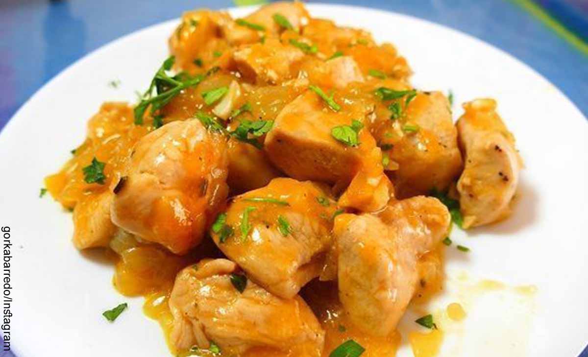 Foto de un plato de comida asiática que revela la receta de pollo a la naranja