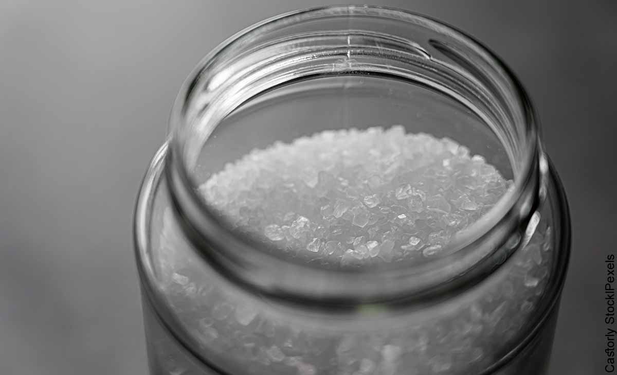Foto de un tarro de sal de epsom que muestra para qué sirve