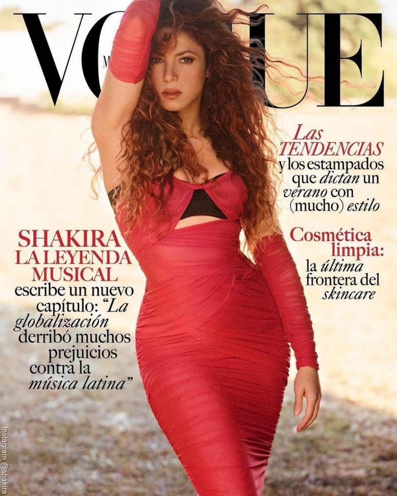 Portada de la Revista Vogue con Shakira con un vestido rojo