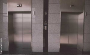 Foto de dos puertas de elevador que revela lo que es soñar con ascensor