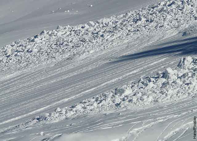 Foto de bolas de nieve cayendo por una ladera