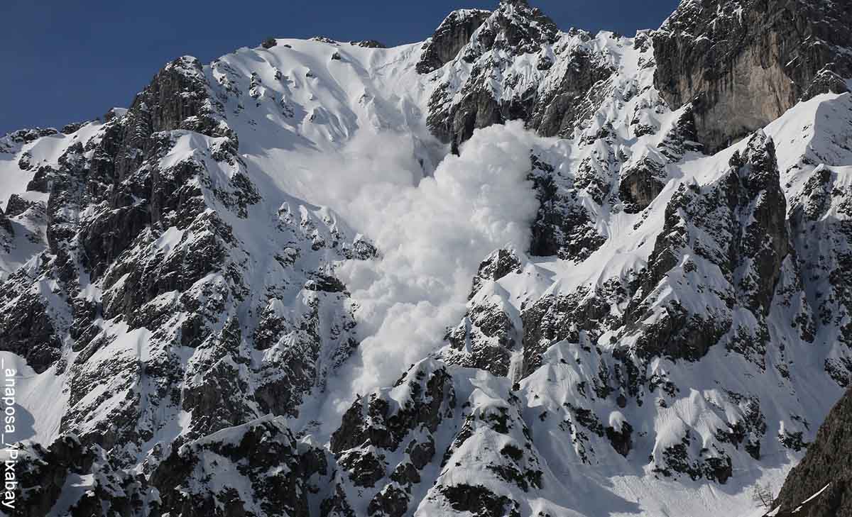 Foto de una montaña en la que cae nieve que revela lo que es soñar con avalancha
