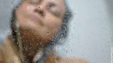 Foto de una mujer tomando una ducha que revela lo que es soñar con bañarse