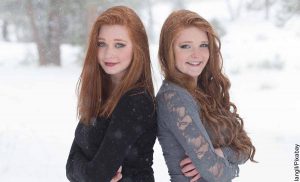Foto de dos mujeres paradas espalda con espalda que revela lo que es soñar con una hermana
