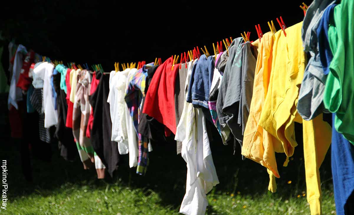 Foto de muchas prendas de colores colgadas que muestran lo que es soñar con lavar ropa