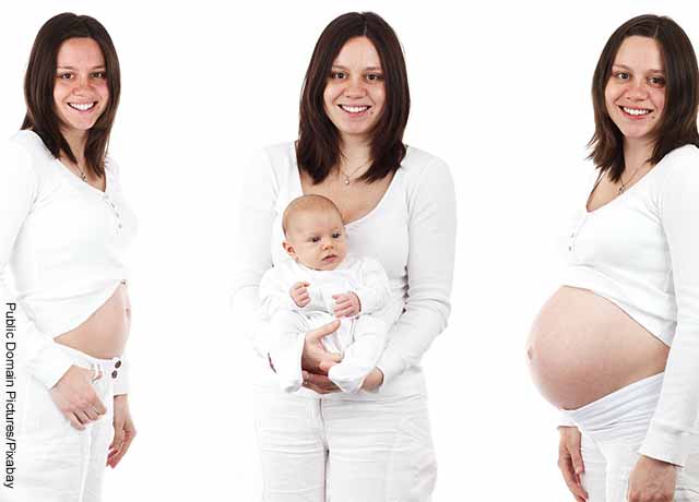 Foto de una mujer embarazada y otra de una mujer que ya tuvo bebé que muestra lo que es soñar con parto
