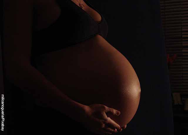 Foto de una mujer embarazada mostrando su barriga