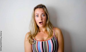 Foto de una mujer sorprendida que revela el sulfato de zinc para qué sirve