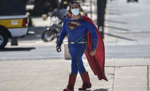 Supermán brasilero pretendía detener un bus con sus superpoderes y... ¡Fail!