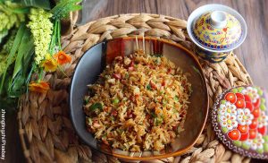 Foto de un arroz chino servido en un plato que revela el arroz chino y su receta cómo se hace