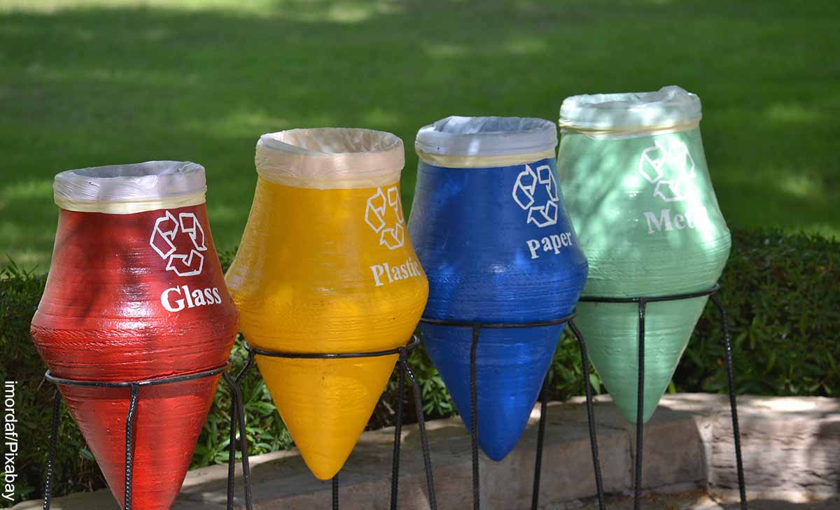 Foto de 4 canecas de reciclaje por colores y que muestran su significado