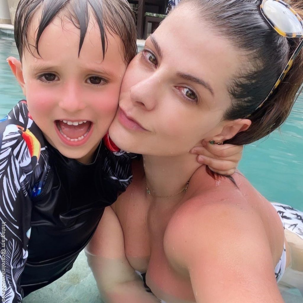 Foto de Carolina Cruz y Matías disfrutando dentro de una piscina