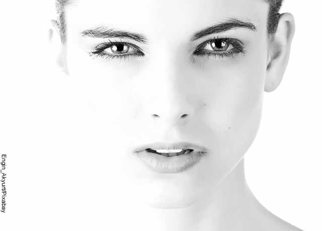 Foto del rostro de una mujer en blanco y negro