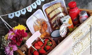 Foto de una caja llena dulces que revela cómo hacer una ancheta