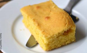 Foto de un trozo de torta sobre un plato que muestra la mantecada y su receta