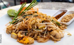 Foto de un plato de comida tailandesa que muestra el pad thai con su receta