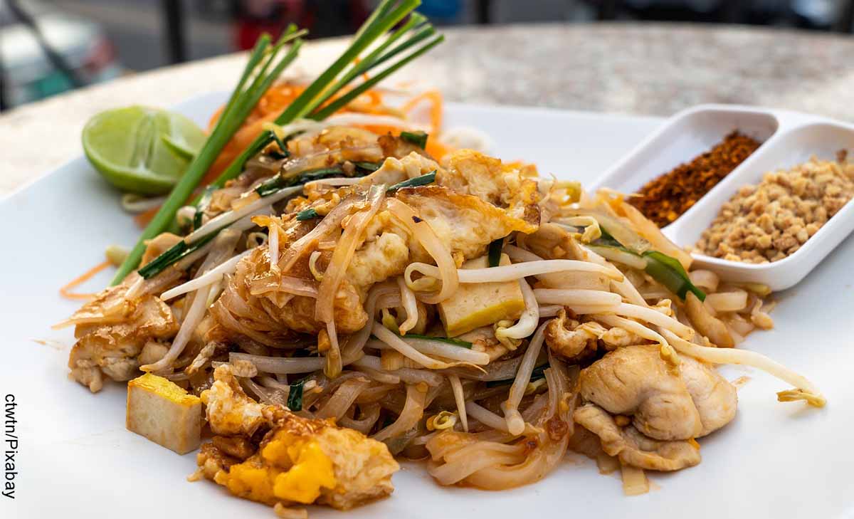 Foto de un plato de comida tailandesa que muestra el pad thai con su receta