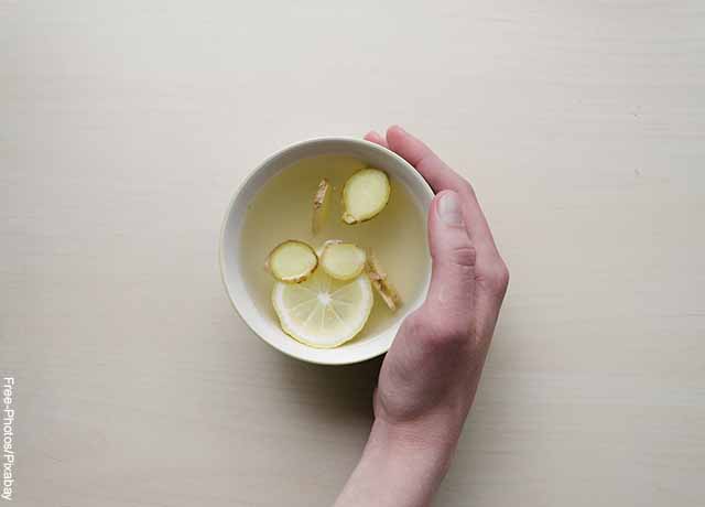Foto de una taza de té con limón