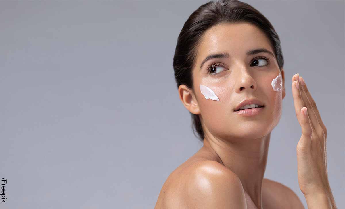 Foto de una mujer aplicando crema en su piel que revela para qué sirve el bicarbonato en la cara