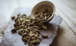 Foto de un tarro de semillas que muestra para qué sirve el cardamomo